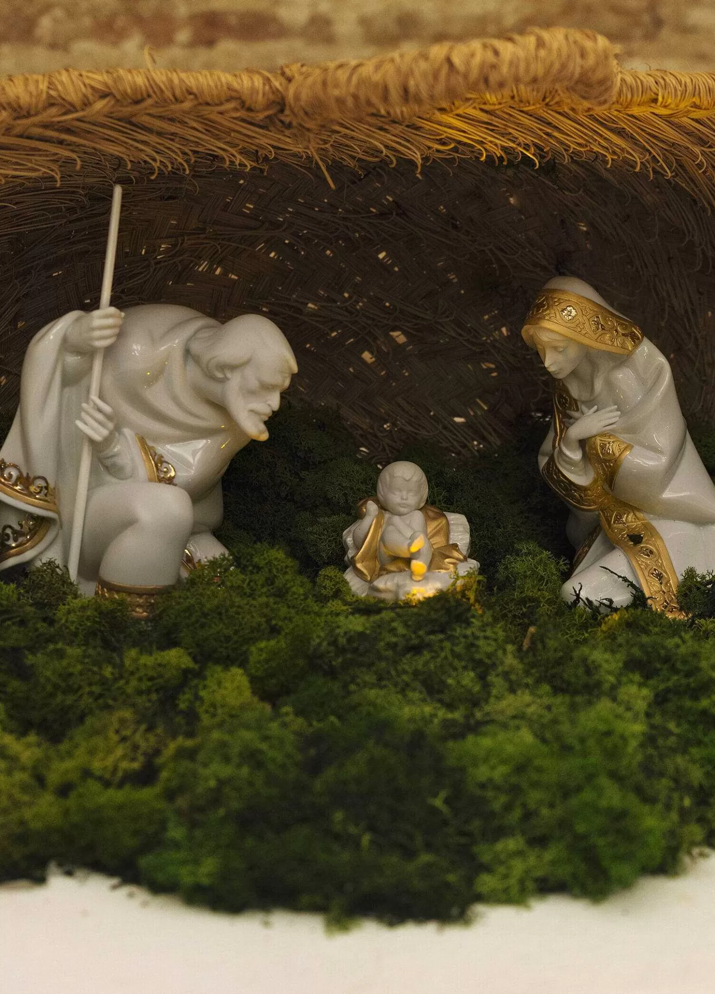 Lladró Baby Jesus Nativity Figurine. Golden Lustre^ Christianity