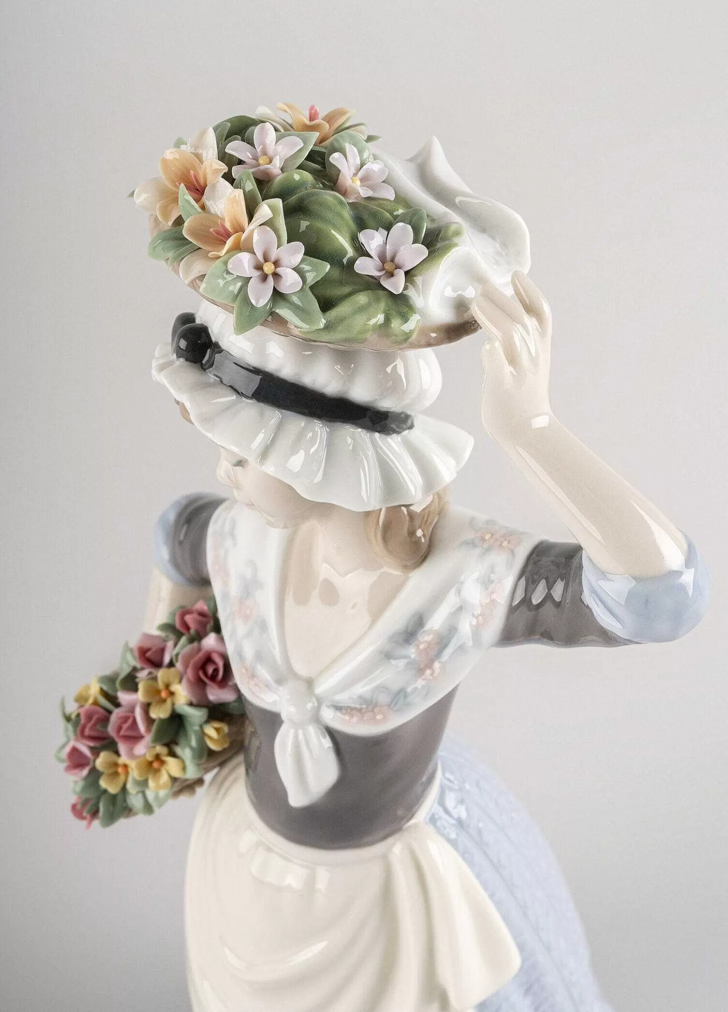 Lladró Flower Picking Woman Figurine^ Heritage