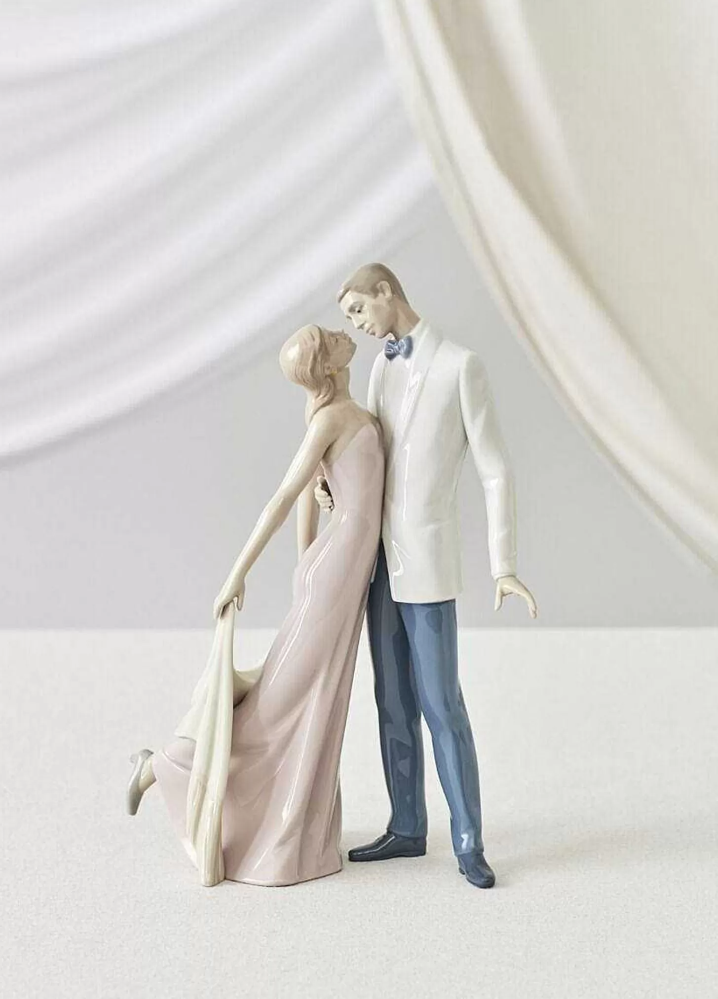 Lladró Happy Anniversary Couple Figurine^ Heritage