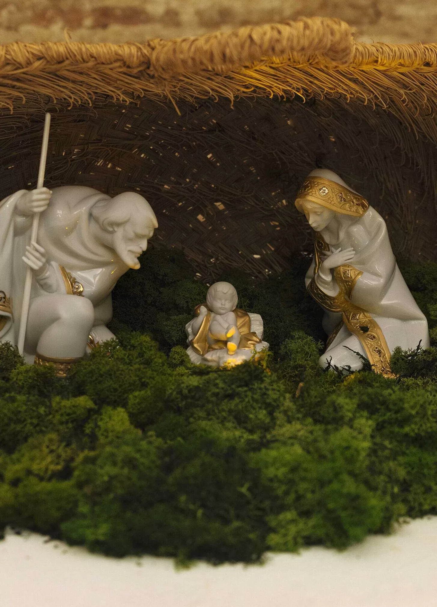 Lladró Mary Nativity Figurine. Golden Lustre^ Christianity