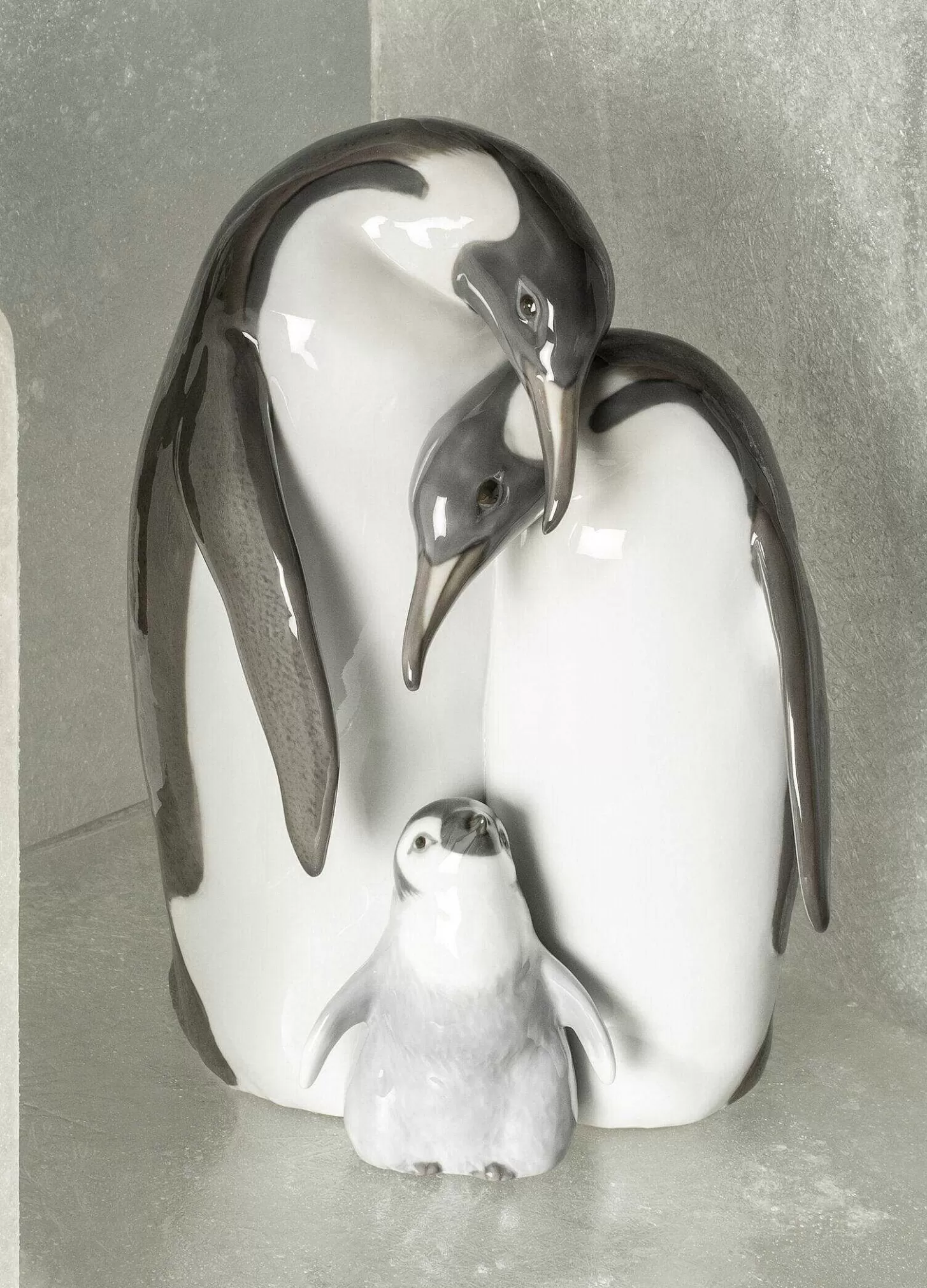 Lladró Penguin Family Figurine^ Animals